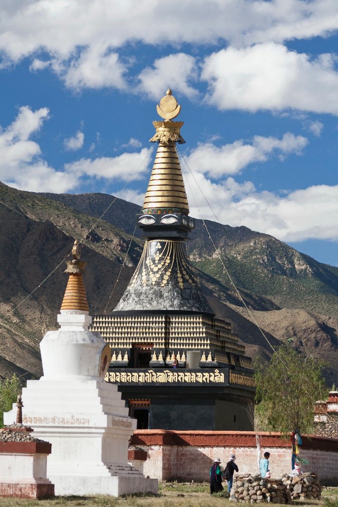 06-Stupas.jpg - Stupas