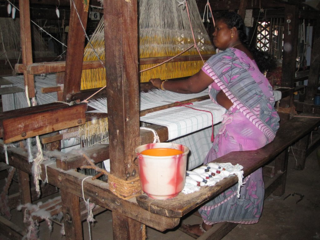 31-Weaving-loom.jpg - Weaving-loom